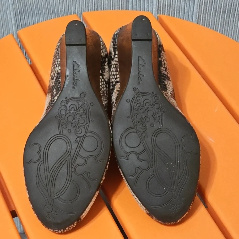 Clarks Indigo Snake Print Wooden Wedge Heels Pumps Rounded Toe‎ Women's 7.5 EUC